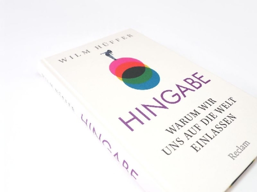 Buchcover und Innenansicht für das Buch: Hingabe. Warum wir uns auf die Welt einlassen