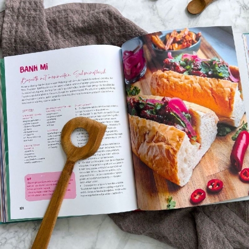 Buchcover und Innenansicht für das Buch: Taste the World Das Familienkochbuch