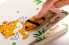 Buchcover und Innenansicht für das Buch: Tröste den Tiger - Ein Fühl-Mitmachbuch