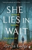 Buchcover und Innenansicht für das Buch: She Lies in Wait